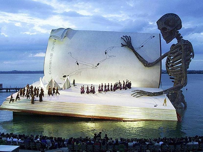 Operas demonstrācijas skatuv... Autors: Zibenzellis69 15 pārsteidzoši milzīgi objekti,kas pat gariem cilvēkiem liek justies kā skudrām