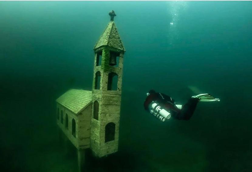 Baznīca ūdenī Autors: Zibenzellis69 15 zemūdens objektu fotogrāfijas, kas pārsteigs pat pieredzējušāko ūdenslīdēju