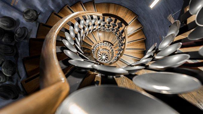 Burvīgas spirālveida kāpnes... Autors: Zibenzellis69 16 foto ar satriecošām spirālveida kāpnēm, no kuru skaistuma sareibtu pat galva