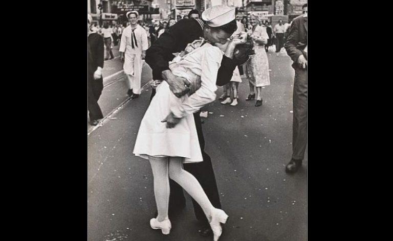 Slavenais skūpsts starp... Autors: Zibenzellis69 Vēsturisko fotogrāfiju izlase (33 foto)