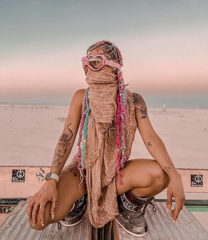 Novēroscaronanas postenisViena... Autors: Zibenzellis69 Burning Man: Īpaši satriecoši tērpi, kas iespējams tevi varētu nedaudz pārsteigt