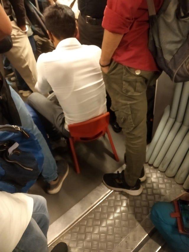 Scaronis puisis ierdās ar savu... Autors: Zibenzellis69 Gadījumi, kad cilvēki metro satikās ar ļoti neparastiem un dīvainiem pasažieriem