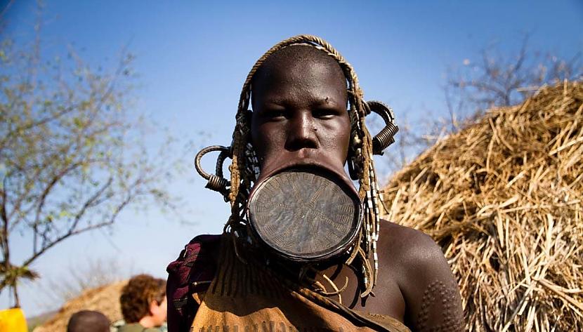 Mursi un Suri ciltis Etiopija... Autors: Zibenzellis69 13 pārsteidzošas Āfrikas cilšu tradīcijas, kas samulsinās civilizētu cilvēku