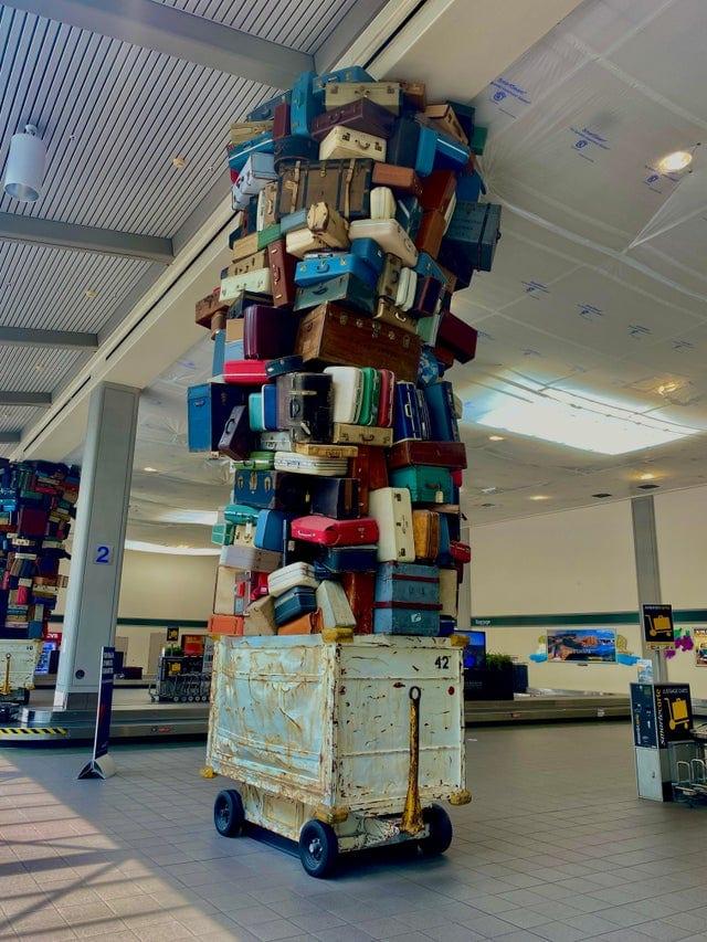 Scaronīs neparastās kolonnas... Autors: Zibenzellis69 17 kadri, kas parāda, ka gaidīšana lidostā dažkārt mēdz būt aizraujoša