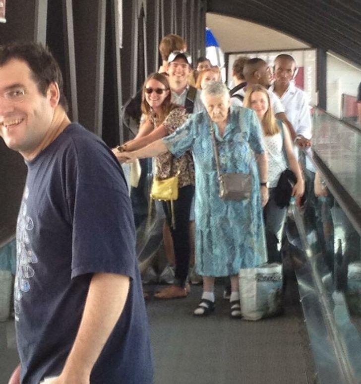 Pieredzējuscaroni ceļotāji... Autors: Zibenzellis69 17 kadri, kas parāda, ka gaidīšana lidostā dažkārt mēdz būt aizraujoša