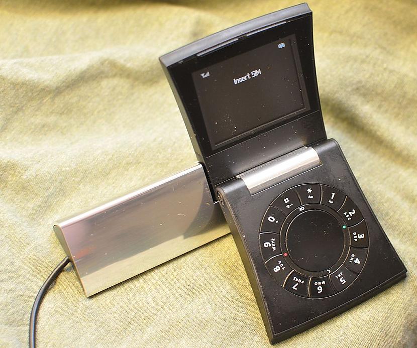 Samsung Serene ... Autors: Zibenzellis69 Dīvainākie pagātnes tālruņi,kuru dizains šodien rada tikai pārsteigumu un prieku