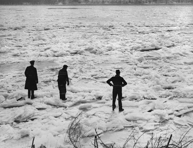 Trīs vīriescaroni gatavojas... Autors: Zibenzellis69 1936. gadā Misisipi upe aizsala, ļaujot cilvēkiem iet pāri upei uz Ilinoisu