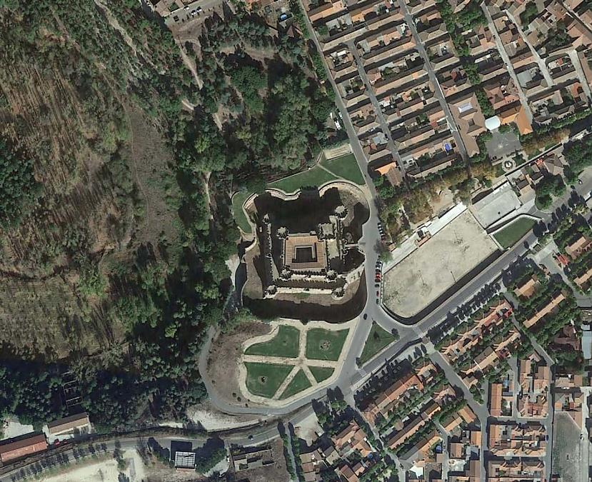 Koka pils SpānijaquotCastillo... Autors: Lestets FOTO ⟩ Kā no putna lidojuma izskatās 18 pasaulē slavenas pilis?