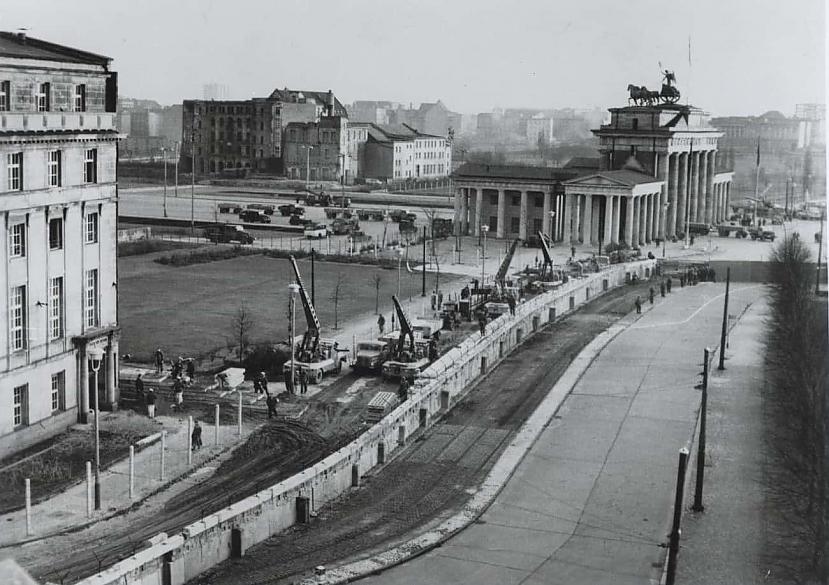 Berlīnes mūris Berlīne... Autors: Lestets Fotogrāfijas, kurās redzami vēl nepabeigti pasaulslaveni apskates objekti