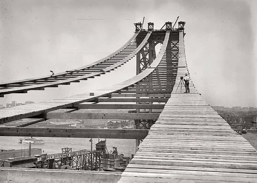 Manhetenas tilts Ņujorka... Autors: Lestets Fotogrāfijas, kurās redzami vēl nepabeigti pasaulslaveni apskates objekti