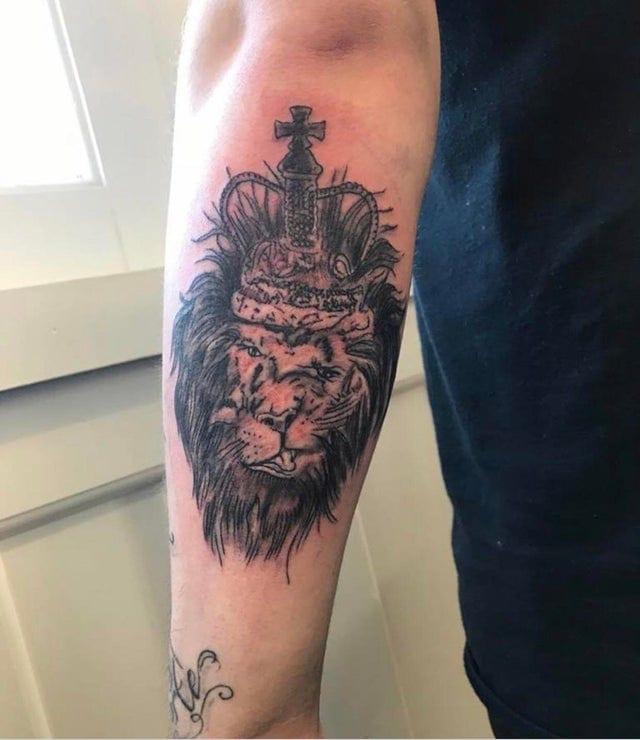 Lauvas nav sliktākas par... Autors: Zibenzellis69 25 neveiksmīgi un smieklīgi tetovējumi, kas rada pārāk daudz jautājumu