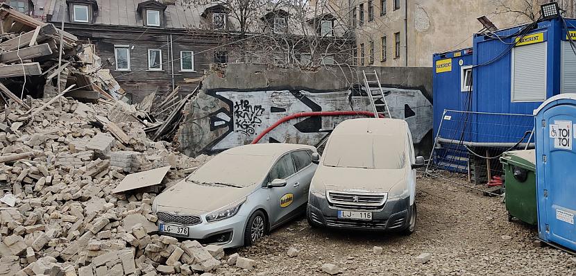 Notikuma vietā izveidots... Autors: matilde FOTO ⟩ Rīgas centrā sabrukusi piecstāvu ēka