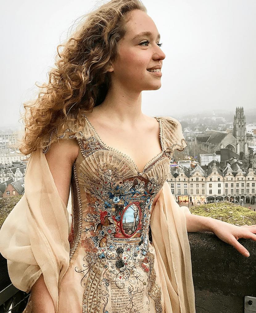 Pārsteidzoscarona kleita Autors: Zibenzellis69 Francūziete rada oriģinālas kleitas, kurās jebkura meitene jutīsies kā pasakā