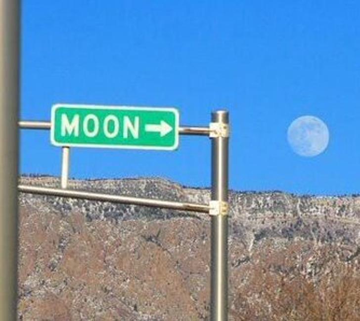 Ok skaidrs ka tur ir Mēness... Autors: Lestets 15 sagadīšanās, kurām ir grūti noticēt