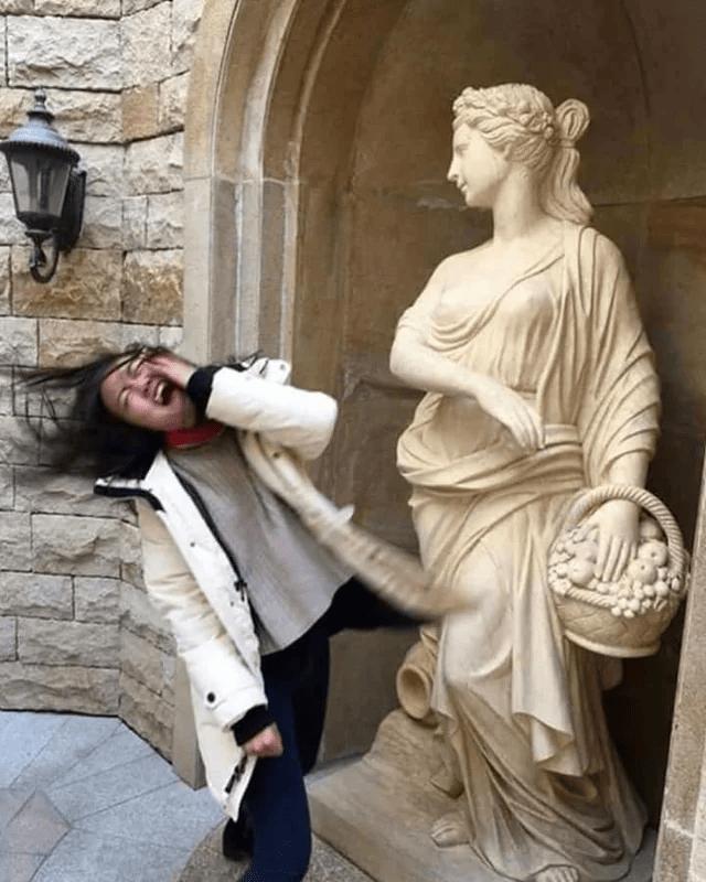 Par ko Autors: Zibenzellis69 16 smieklīgi kadri no cilvēkiem, kuri precīzi zina, kā fotografēties ar statujām