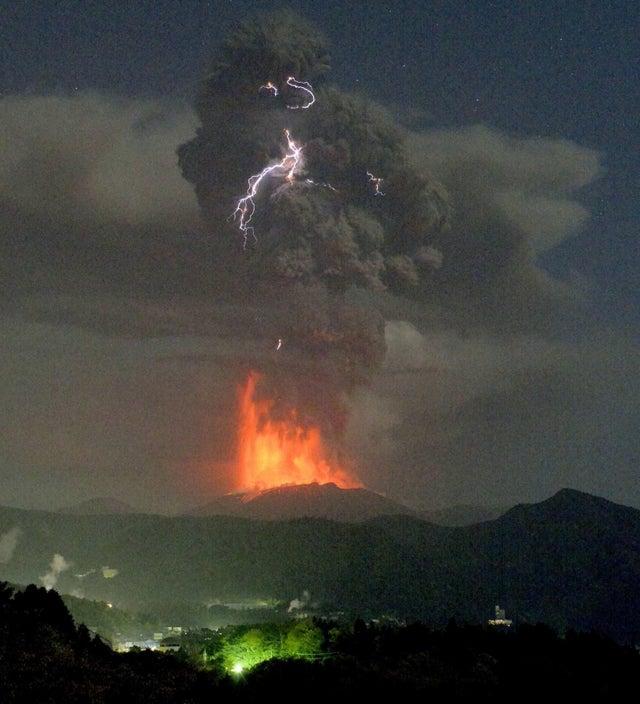 Simmoe vulkāna izvirdums pelni... Autors: Zibenzellis69 Dabas parādību piemēri, kas var nobiedēt daudz vairāk nekā nāvējošākās radības