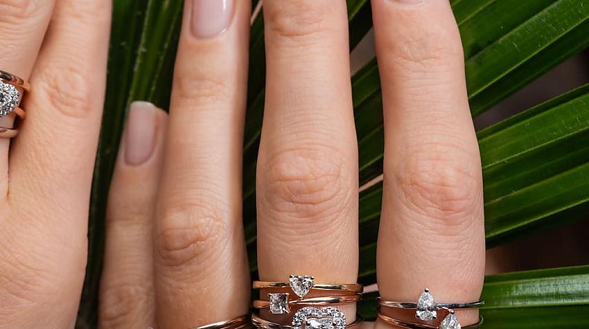 Sudraba un zelta gredzeni slavenību pirkstos – kādas ir aktuālākās tendences