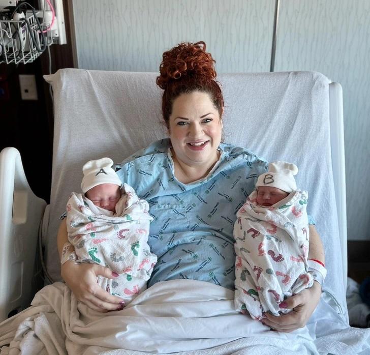 Viņas piedzima divos dažādos... Autors: Lestets Mamma dzemdē dvīņus dažādās dienās, dažādos mēnešos un dažādos gados