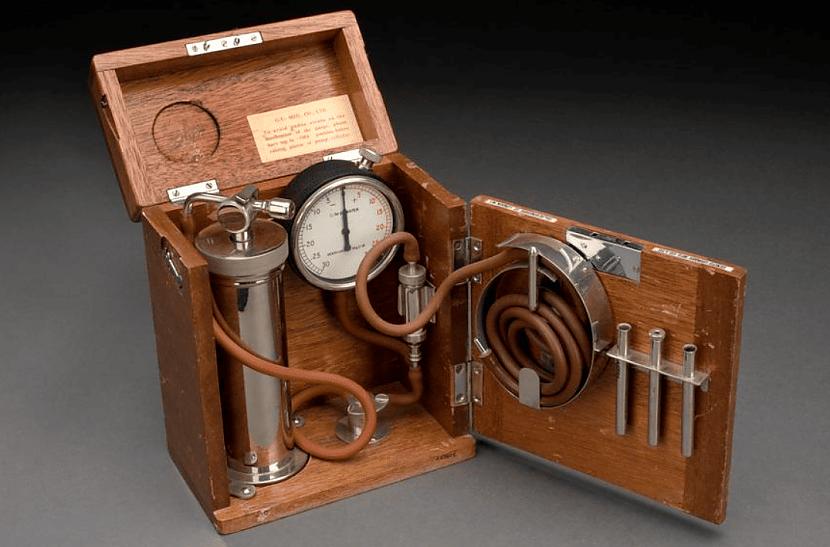 Pneimotoraksa aparāts gāzes... Autors: Zibenzellis69 30 pagātnes medicīniskās ierīces un instrumenti, kuri izkatās nedaudz biedējoši