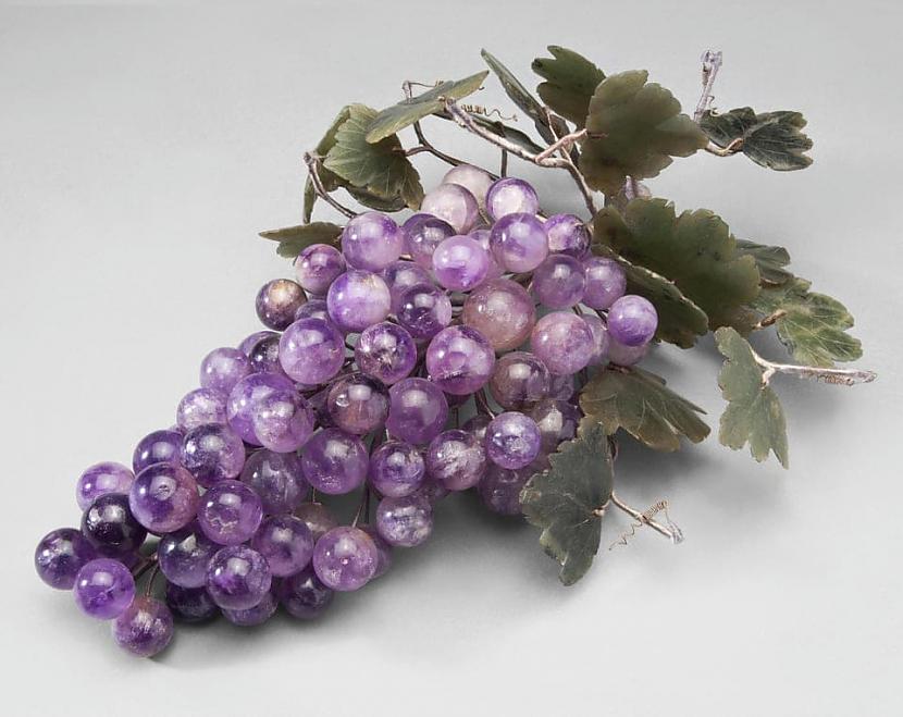 Ametista vīnogas ar nefrīta... Autors: Zibenzellis69 18 dažādu laikmetu rotaslietas, cilvēki visos laikos nežēloja naudu skaistumam