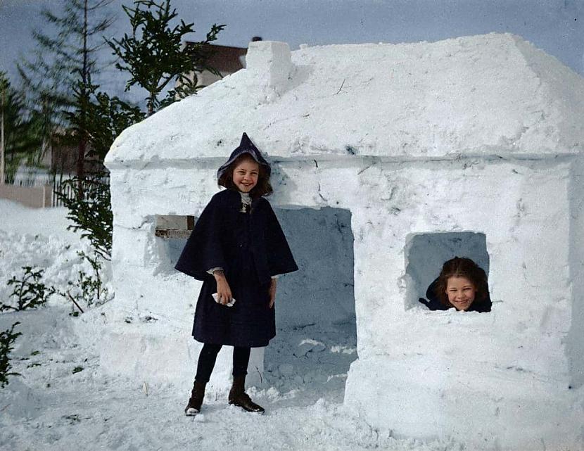 Meitenes pie uzbūvētā sniega... Autors: Lestets 26 vēsturiskas fotogrāfijas, kuras neieraudzīsi mācību grāmatās