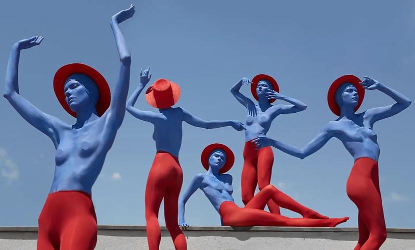 Deja sarkanās zeķubiksēs Autors: Zibenzellis69 Spāņu fotogrāfe izmanto cilvēku ķermeņus, lai radītu ekstravagantus attēlus