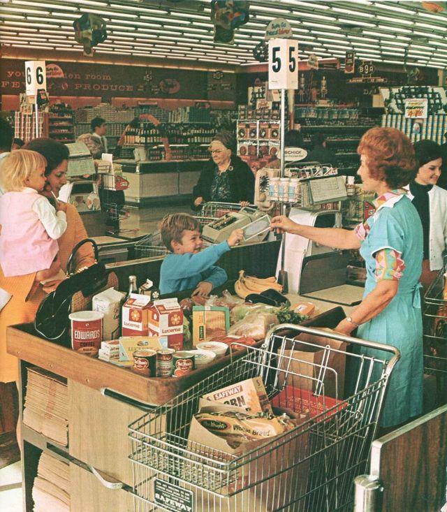 Maksāscaronana par pārtikas... Autors: Zibenzellis69 Lielveikalu pirmsākumi un to evolūcija: foto no 1950. gadiem līdz 80. gadiem