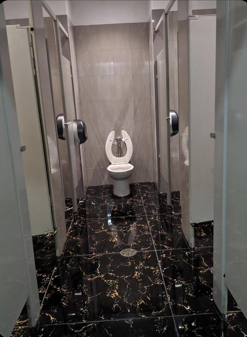 Tualete publiskajā tualetē... Autors: Zibenzellis69 Neveikli cilvēki darija savu darbu, izliekoties, ka viņaprāt tā visam ir jābūt