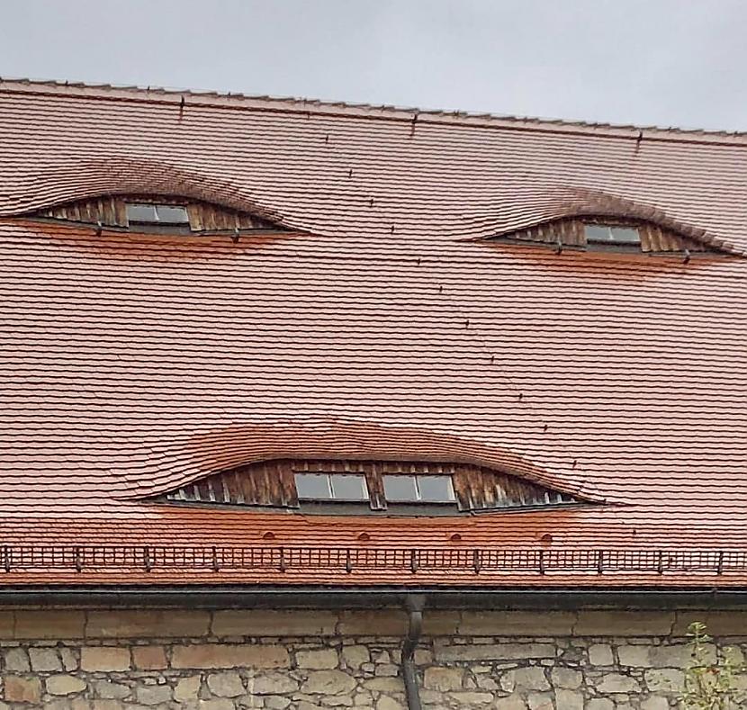 Tā biedējoscaronā seja uz... Autors: Zibenzellis69 16 māju jumti, kuru dizains un izpildījums izskatās pēc absurda