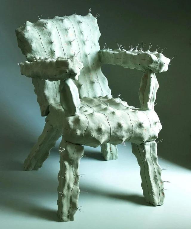Atzveltnes krēsls mīļajiem... Autors: Zibenzellis69 13 ļoti dīvaini sadzīves priekšmeti, kas liek justies neomulīgi