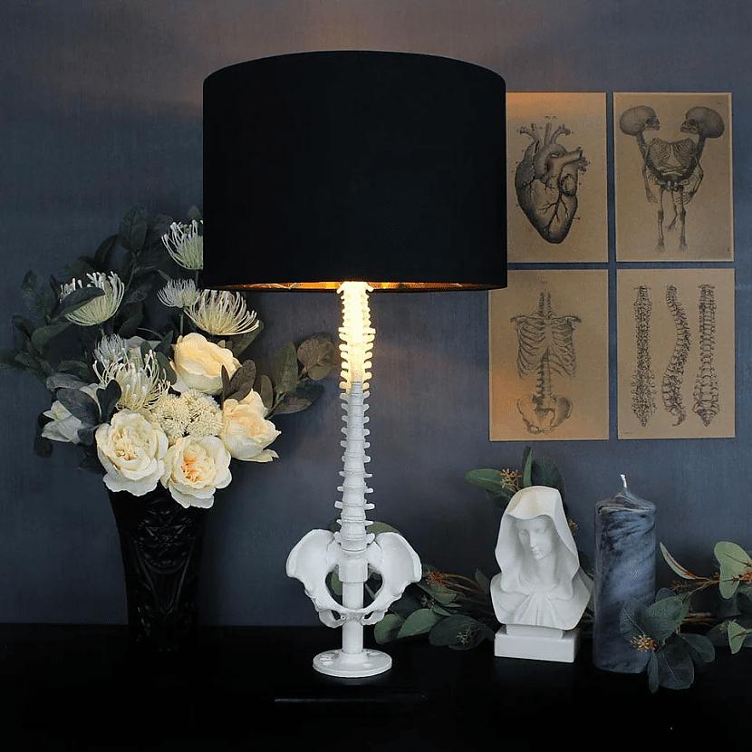 Lampa ar mugurkaulu Autors: Zibenzellis69 25 “dzīvas” mēbeles un dekori, kuru īpašnieki nekad nejūtas vientuļi
