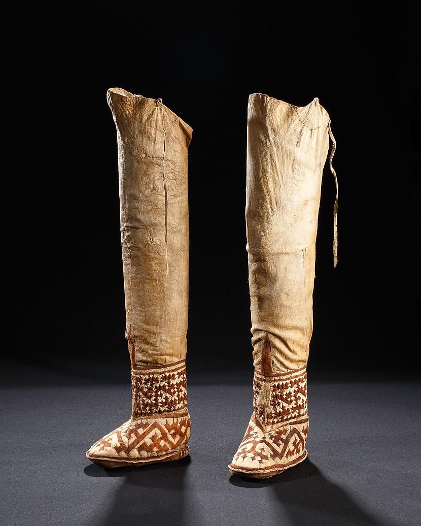 Rietumsibīrijas tautu apaviLai... Autors: Zibenzellis69 16 pāri seno apavu, kas acīmredzami nebija radīti ērtai pastaigai