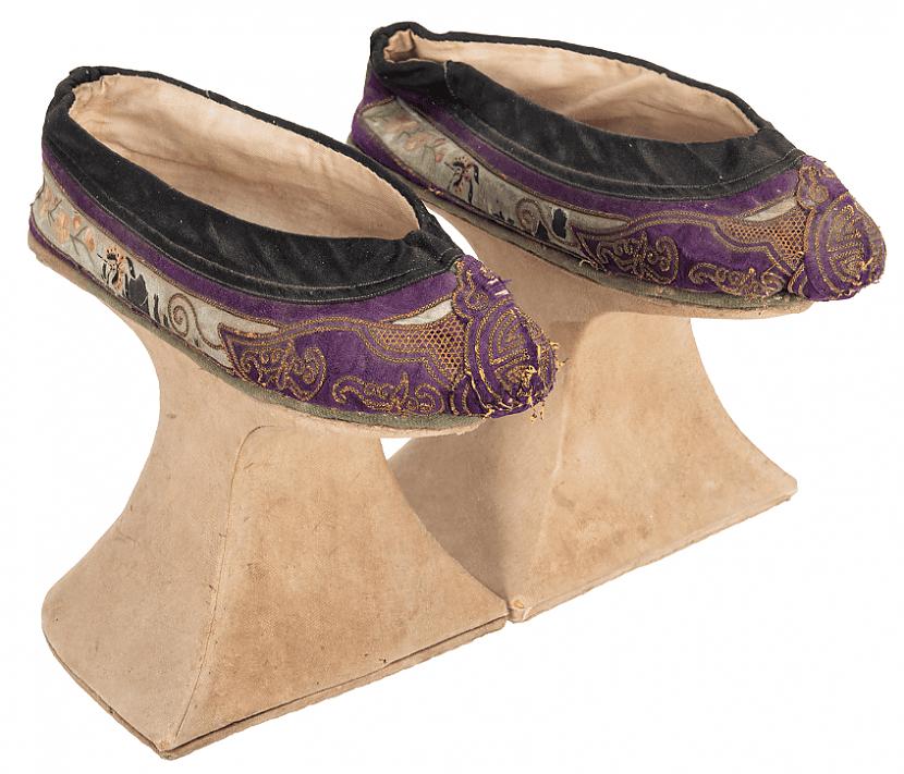Ķīniescaronu apavi izgatavoti... Autors: Zibenzellis69 16 pāri seno apavu, kas acīmredzami nebija radīti ērtai pastaigai