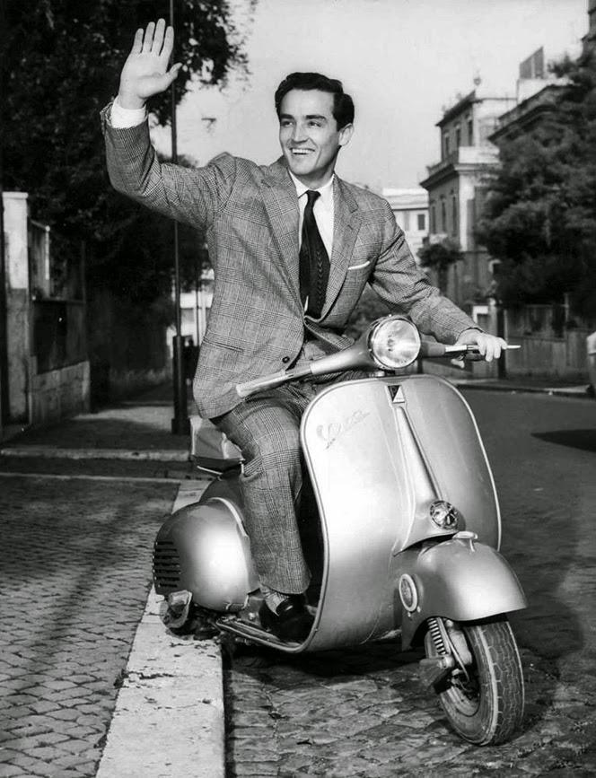 Vittorio Gassman Autors: Zibenzellis69 Vespa: vecākās reklāmas un slavenību šarms uz šiem klasiskajiem motorolleriem