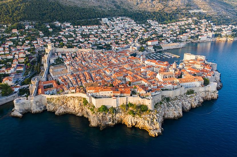 Dubrovnika HorvātijaScaronajā... Autors: Lestets Pasaules iecīnītākas ceļojumu vietas, kas nicina tūristus