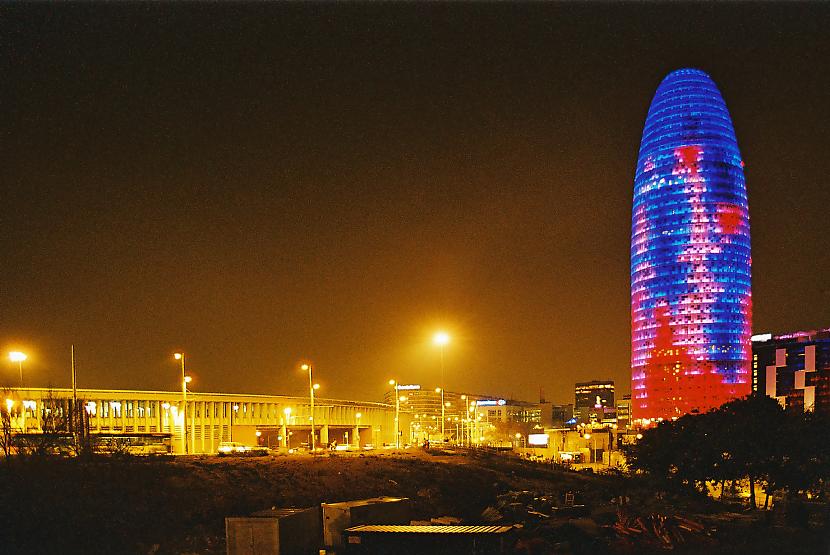 Torre Agbar Barselona Spānija Autors: Zibenzellis69 Kā nakts apgaismojums maina slavenās ēkas: fotogrāfijas dienu un nakti