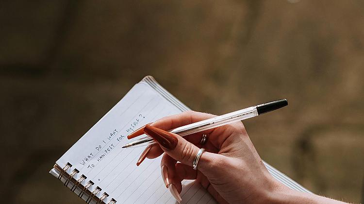 🤣​ Vecie joki vienmēr esot lieliski: Sekretāres dienasgrāmata 👱‍♀️​